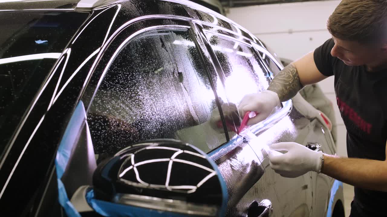 비닐 폴리우레탄 테이프로 자동차를 는 사람. 자동차를위한 필름. 자동차에 스티커 보호 필름