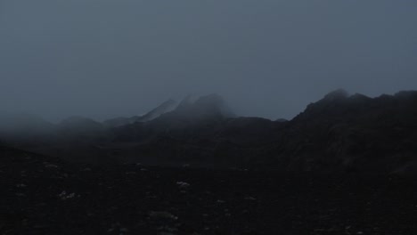 Dramático-Paisaje-Islandés-Por-La-Noche,-Movimiento-De-La-Cámara,-Panorámica-De-La-Cámara-De-Derecha-A-Izquierda-Para-Revelar-A-Una-Persona-Que-Domina-Toda-La-Escena,-Lente-Gran-Angular