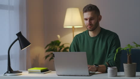 El-Usuario-De-Internet-Está-Insertando-Una-Contraseña-En-El-Sitio.-El-Hombre-Está-Trabajando-Con-Una-Computadora-Portátil-En-Casa-Por-La-Noche-Navegando-Por-Internet-Y-Trabajando-En-Línea.