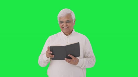 viejo indio feliz leyendo un libro pantalla verde