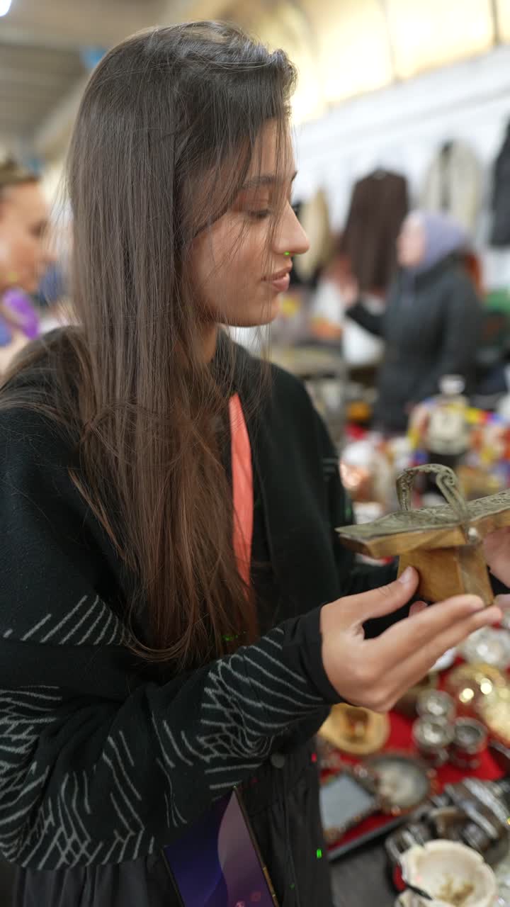 mujer navegando por un mercado de pulgas