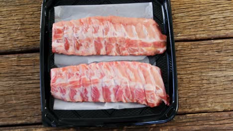 검은색 플라스틱 용기에 넣은  ⁇ 고기 갈비 ⁇