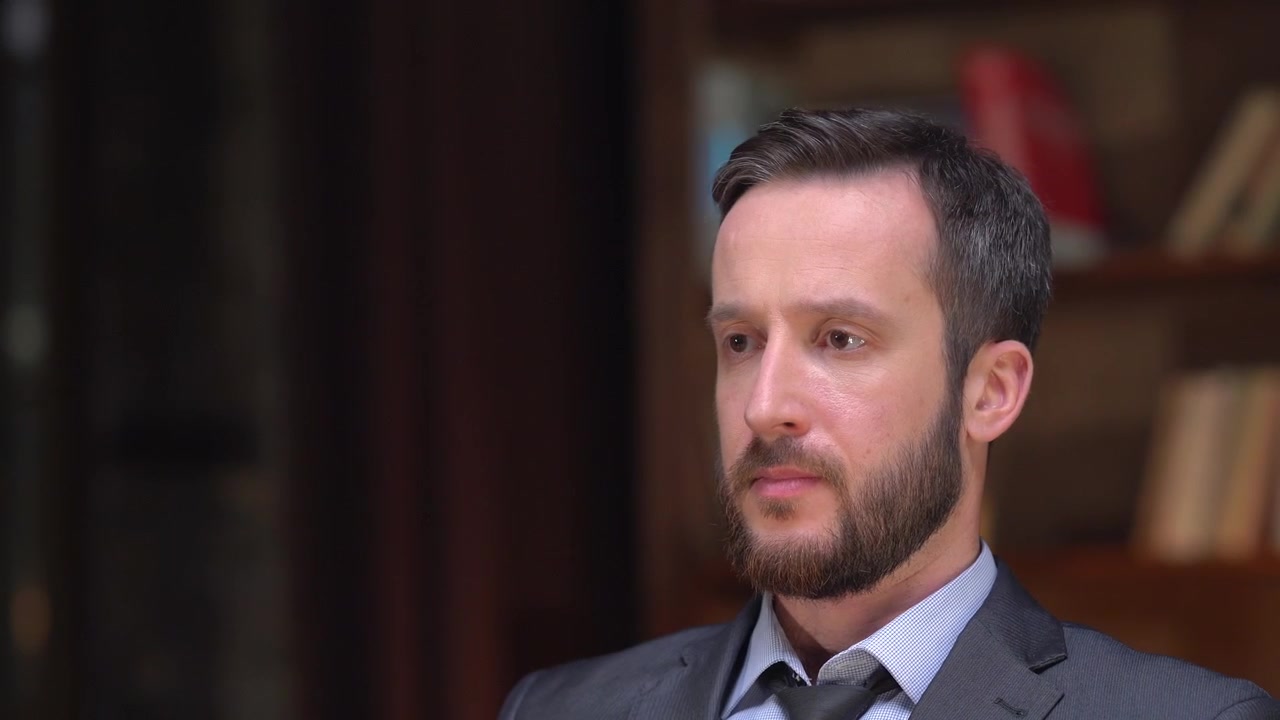 Primo piano di uomo d'affari pensieroso con barba