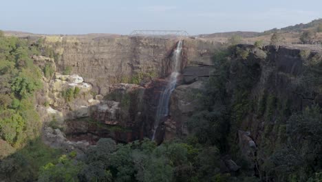 瀑布從山上落下,天空平坦. 影片是在印度的cherrapunji meghalaya瀑布拍攝的.