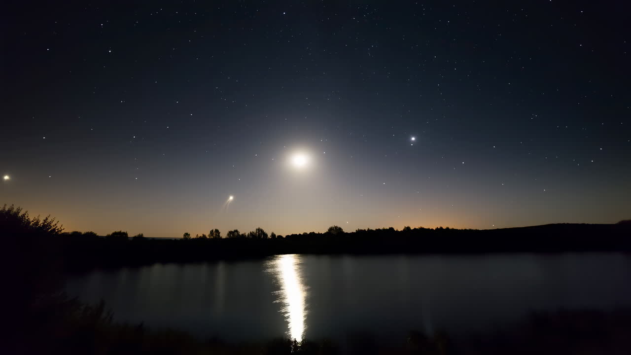 Cielo notturno con luna e stelle che si riflettono nell'acqua