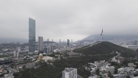 disparo de drones en un día nublado por la mañana en hasta bandera sobre el cerro obispado en la ciudad de monterrey, méxico-16