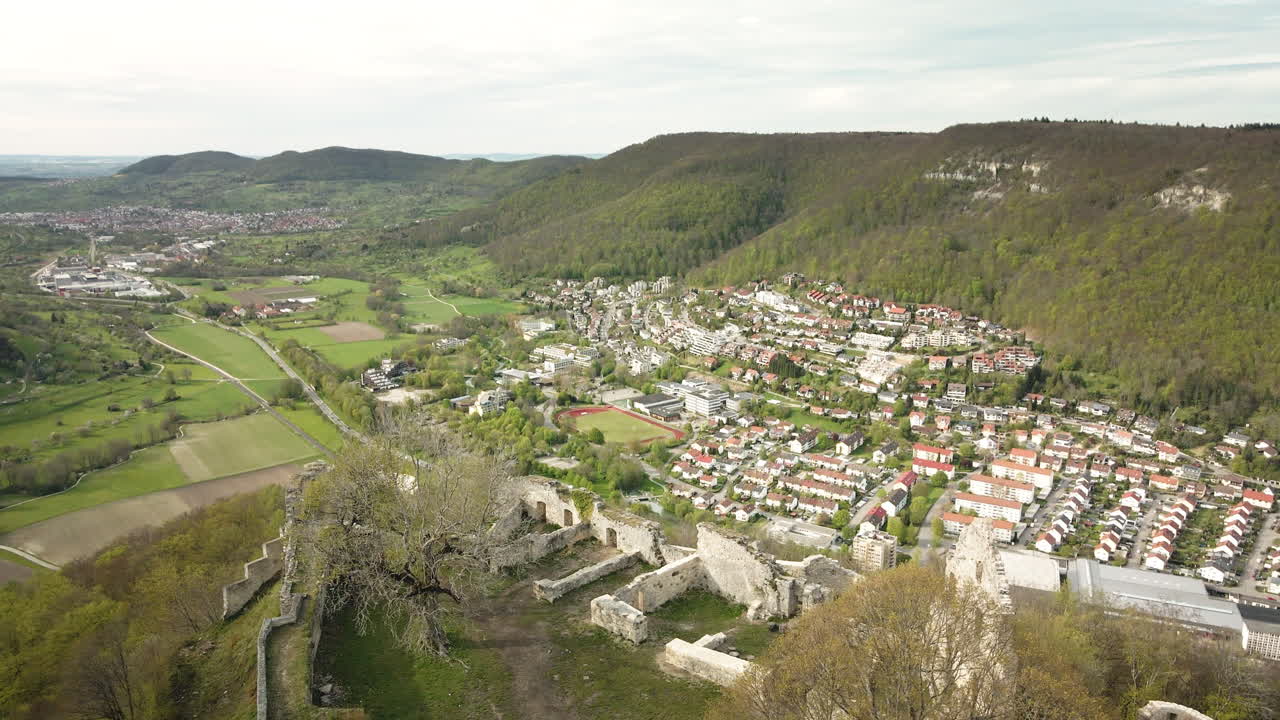 Malebné 4K UHD odhalení dronu, který stoupá a poté se sklání dolů k zřícenině hradu Hohengundelfingen nad německým údolním městem – ideální pro cestovatelské promo akce, historické dokumenty, reklamy
