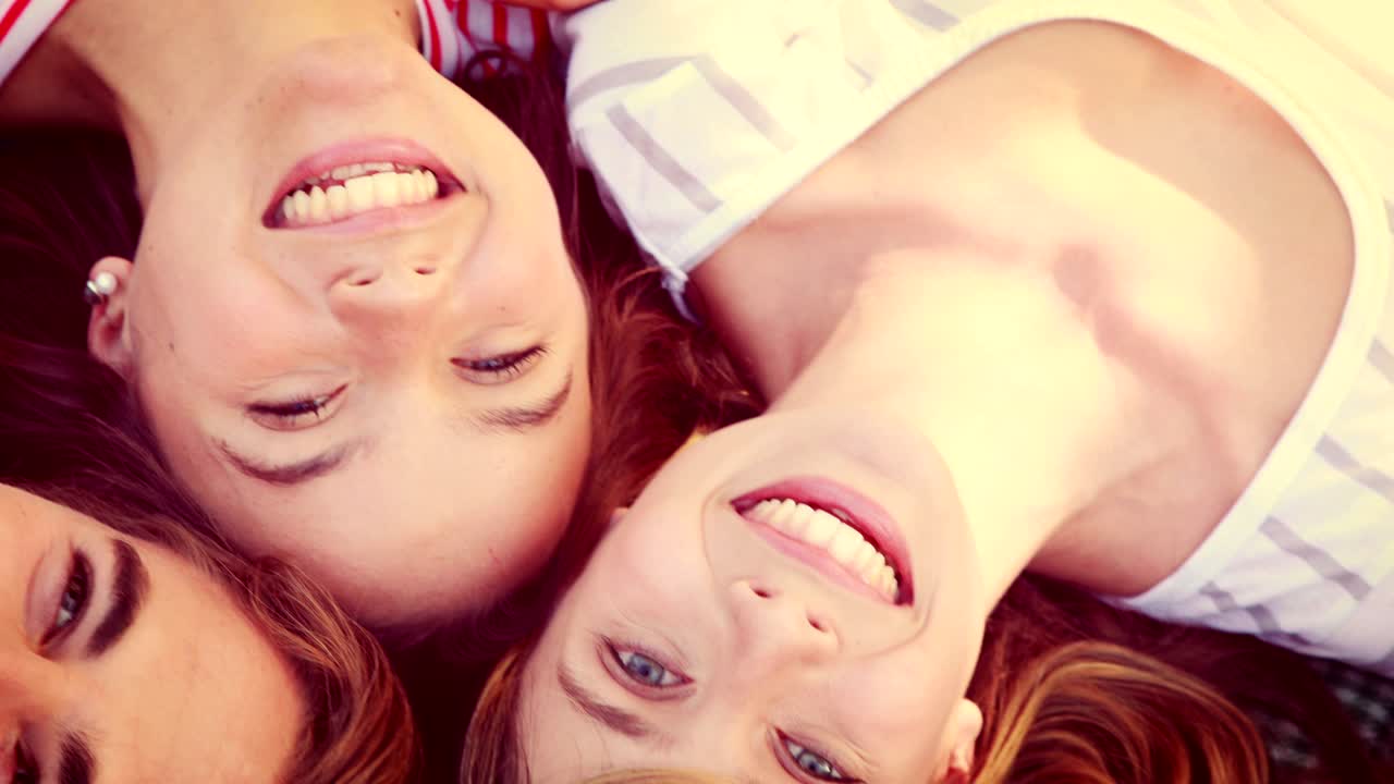 서클에서 huddling 공원에서 행복 친구