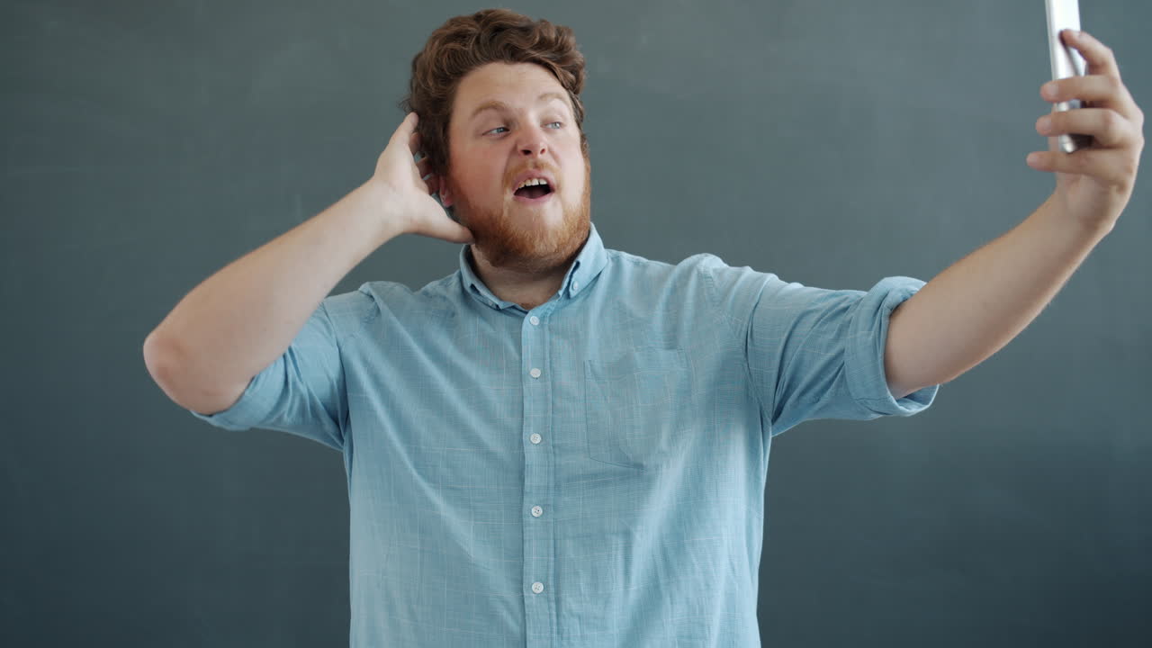 셀피를 찍는 남자