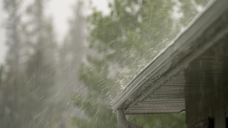 Hagel-Und-Regensturm-Auf-Dem-Dach-Des-Hauses-Mit-Bäumen-Im-Hintergrund