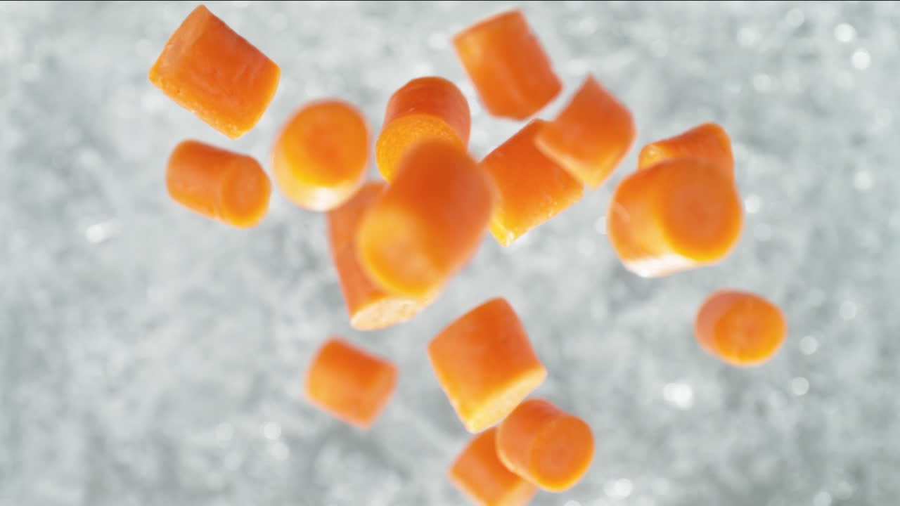 는 물의 비에 떨어지는 당근은 느린 동작으로 스플래시를 만들고, 테이블  뷰