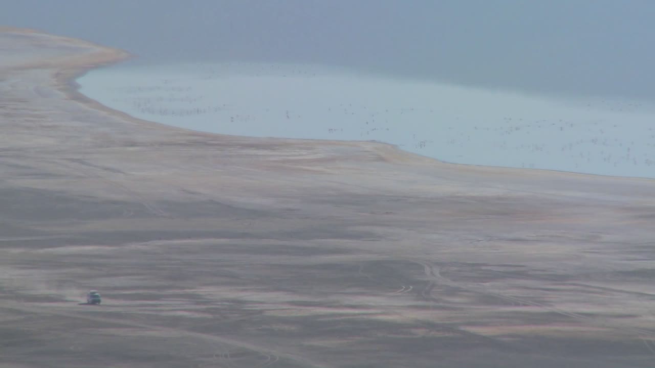 un jeep safari viaja por una carretera distante en áfrica 1