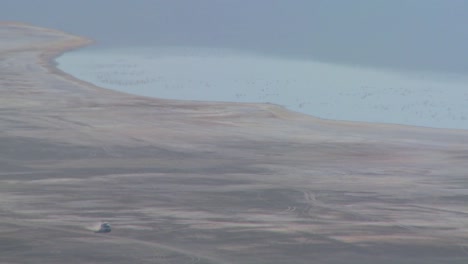 Ein-Safari-Jeep-Fährt-Auf-Einer-Fernen-Straße-In-Afrika-1