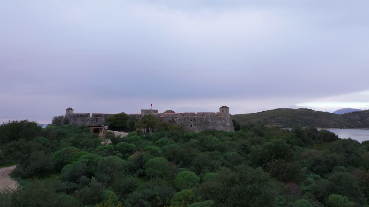 Scatto drone del Castello di Porto Palermo sul Mar Mediterraneo, Albania
