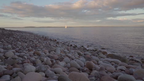 Video-Relajante-De-Playa-Rocosa-Al-Atardecer