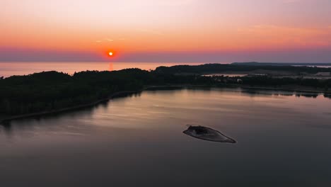 Movimiento-Lateral-Con-Drones-Sobre-El-área-De-La-Puesta-De-Sol