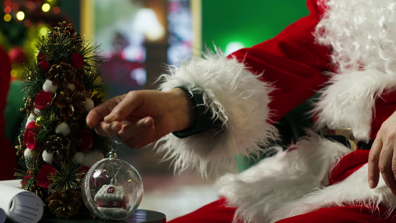 산타클로스가 크리스마스 장식을 점검하고 있다