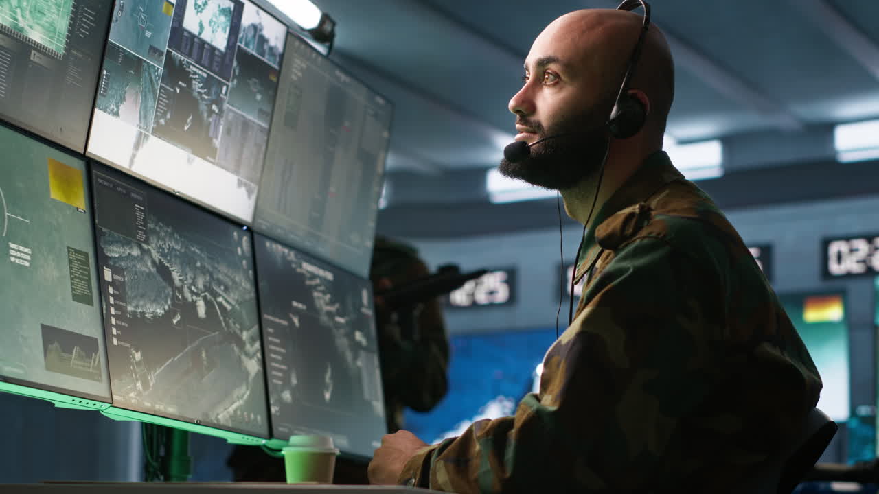 experto del ejército que proporciona inteligencia para las tropas, coordina las actividades de la misión