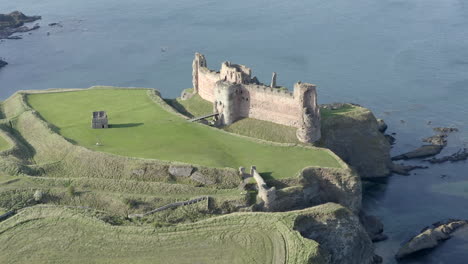 Una-Vista-Aérea-Del-Frente-De-La-Ruina-Del-Castillo-De-Tantallon-En-Un-Día-Soleado,-East-Lothian,-Escocia