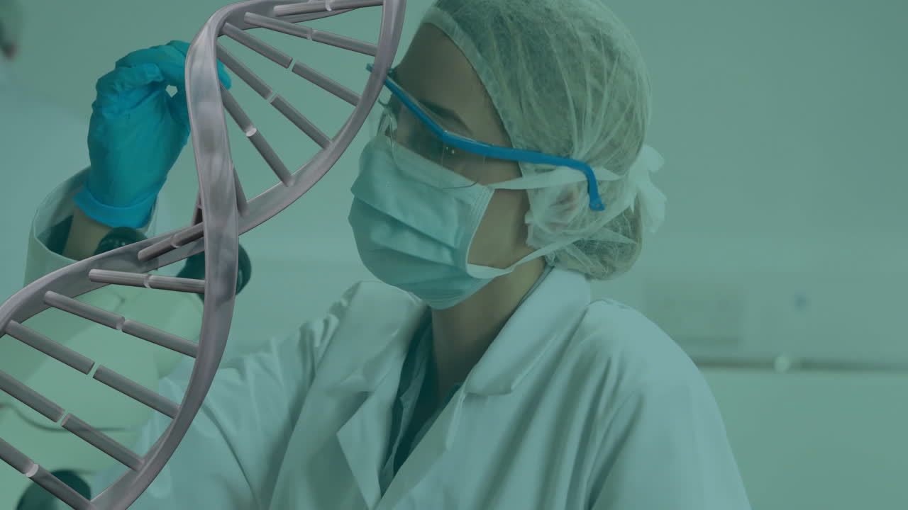 Animazione di filamento di DNA su scienziata caucasica che lavora in laboratorio