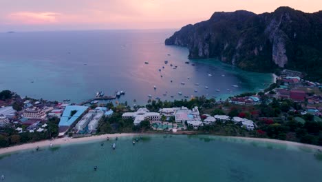 4K-Blick-Auf-Die-Insel-Bei-Wunderschönem-Sonnenuntergang-Am-Weltberühmten-Tropischen-Touristenziel