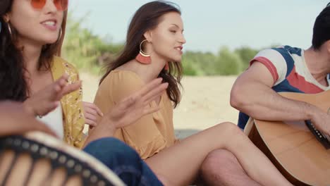 los jóvenes tienen una buena fiesta en la playa/dabrowa gornicza/polonia