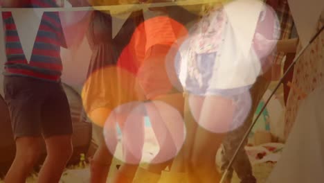 personas multiétnicas bailando en una fiesta con animación de burbujas de luz en primer plano