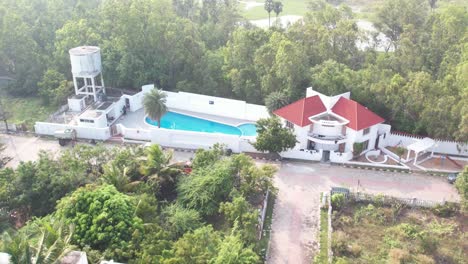 Vista-Aérea-De-Una-Casa-Con-Un-Paisaje-Verde