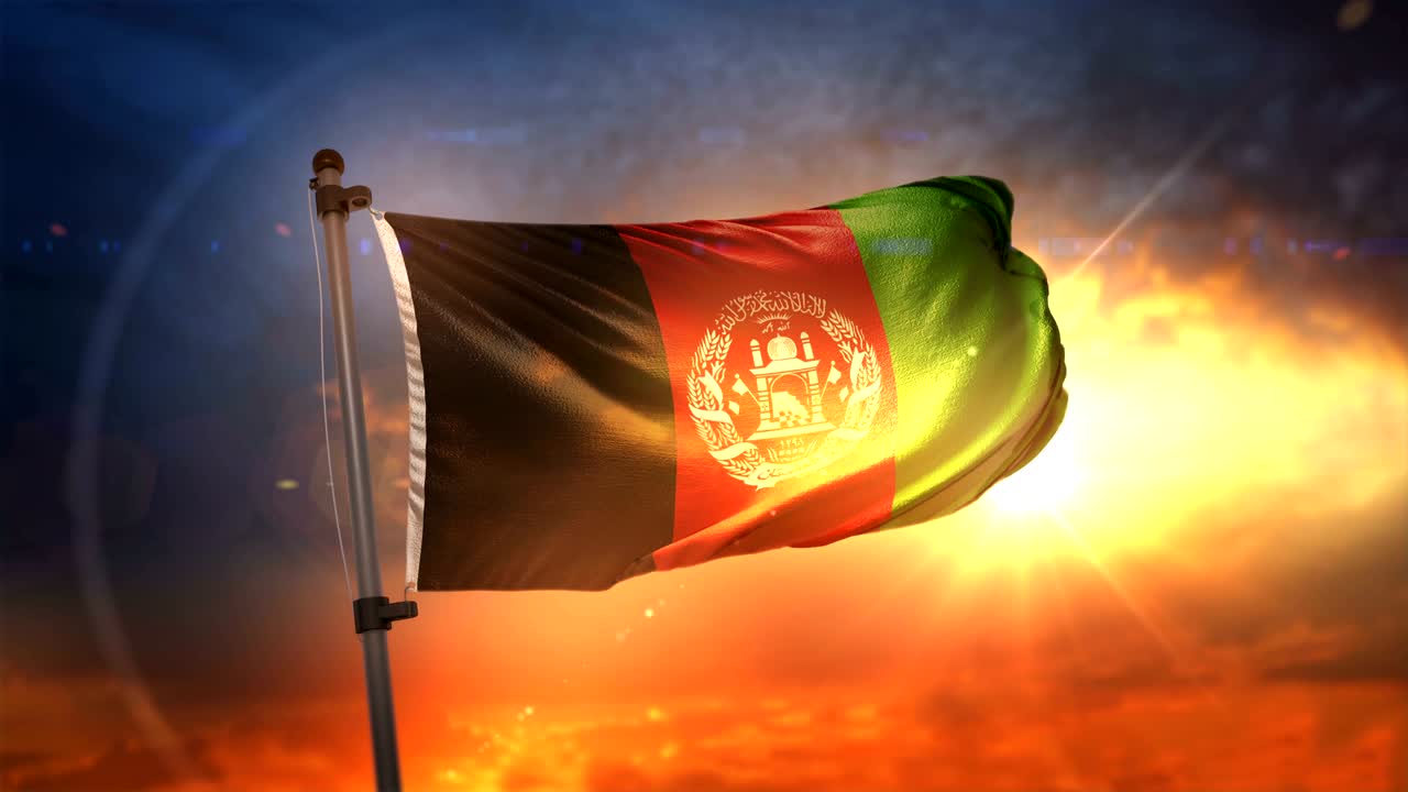 la bandera de afganistán retroiluminada en un hermoso ciclo de amanecer en cámara lenta 4k