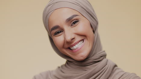 mujer sonriente con hijab