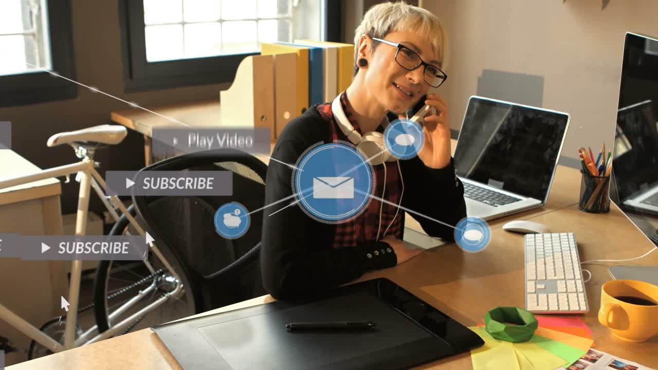 Animazione di rete di connessioni con testo e icone su donna d'affari caucasica che usa lo smartphone