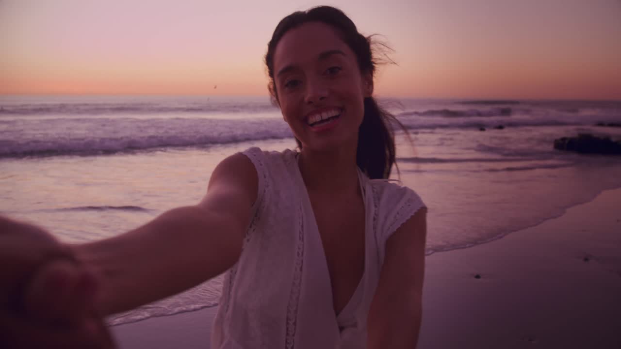 una joven pareja junto al mar