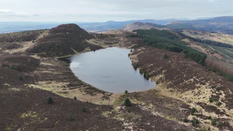 Sobrevuelo-De-Drones-En-La-Colina-De-Ben-Gullipen,-Escocia,-Con-Vistas-A-Un-Estanque-En-La-Cima-De-La-Colina