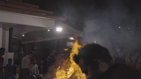 Menschen-Feiern-Das-Hinduistische-Holi-Fest-Mit-Lagerfeuer-In-Mumbai,-Indien-22