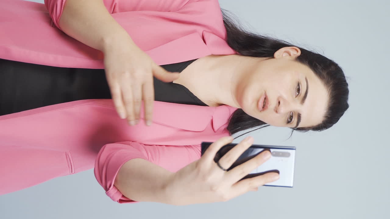 사업가 여성이 전화로 비디오 통화를 하는 비디오의 수직 비디오.