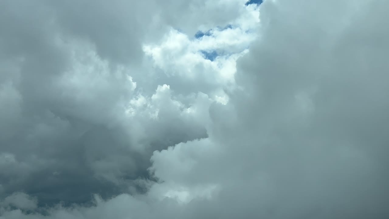 구름 풍경 조종사 pov 실제 시간 비행 일부 폭풍우 구름을 통해