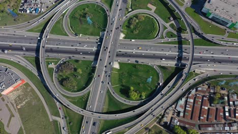 Vista-Aérea-De-Una-Intersección-De-Autopistas-Con-Senderos-De-Tráfico-En-Moscú.