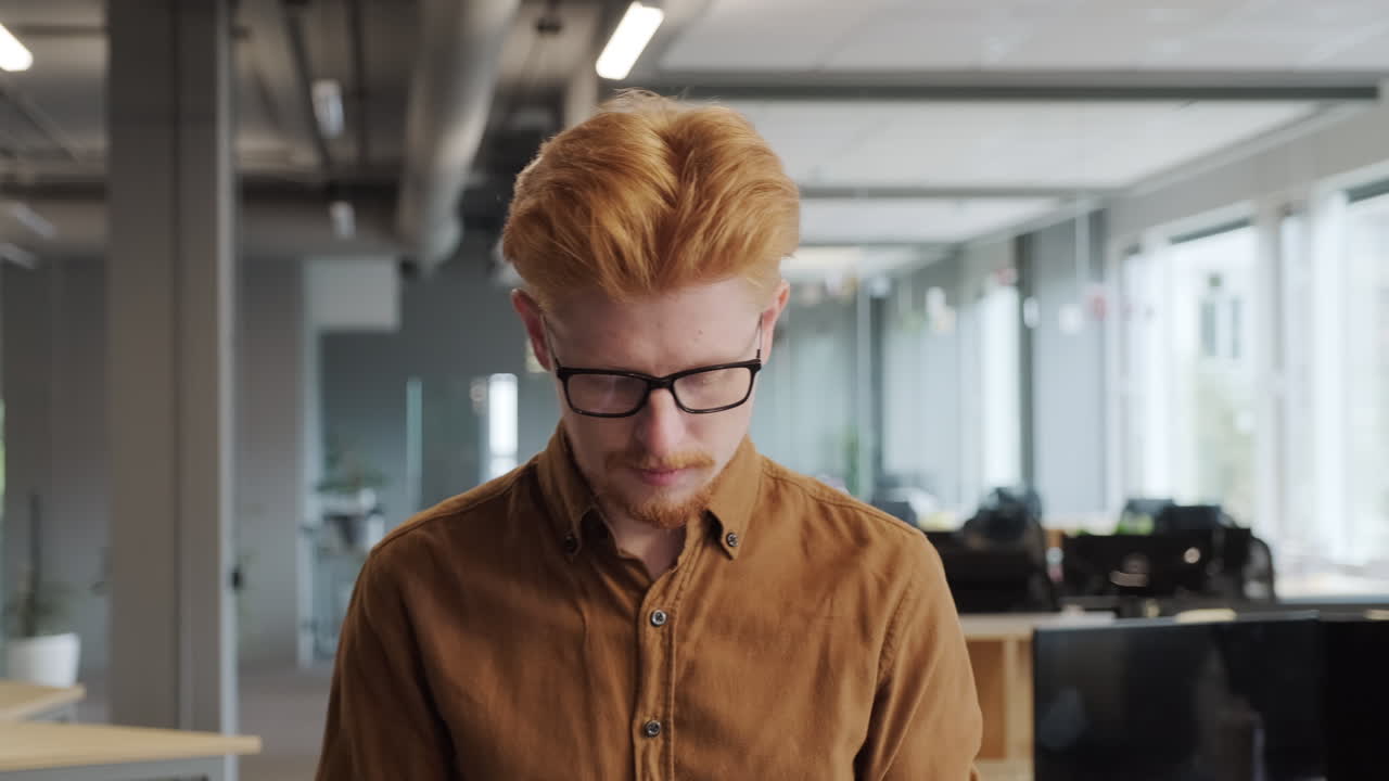 사무실에서 고 있는 빨간 머리 남자