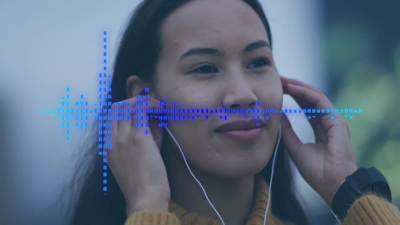 animación del procesamiento de datos sobre una mujer biracial usando auriculares.