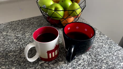 par de tazas servidas con café