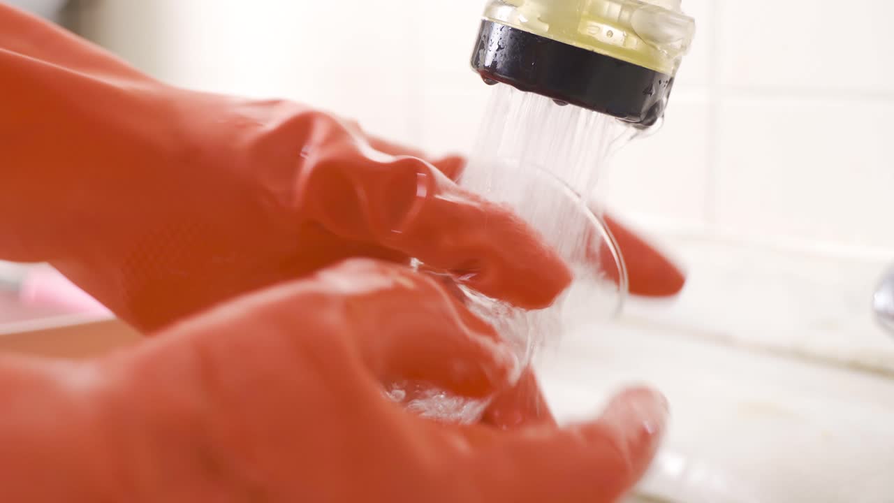 Spreco d'acqua. Lavare i piatti a mano