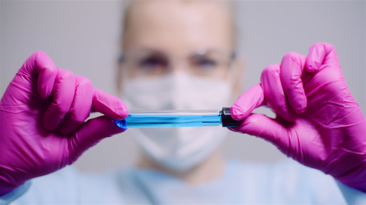 trabajando en laboratorio científico sosteniendo tubos de ensayo prueba positiva de covid 19 coronavirus en el laboratorio 2