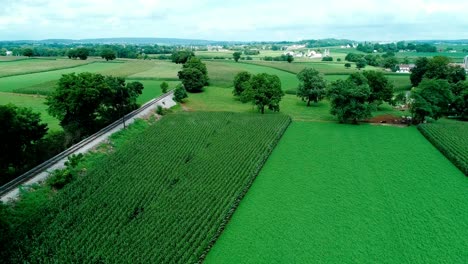 Bahngleise-In-Amischen-Landschaften-Und-Ackerland,-Wie-Von-Drohnen-Gesehen