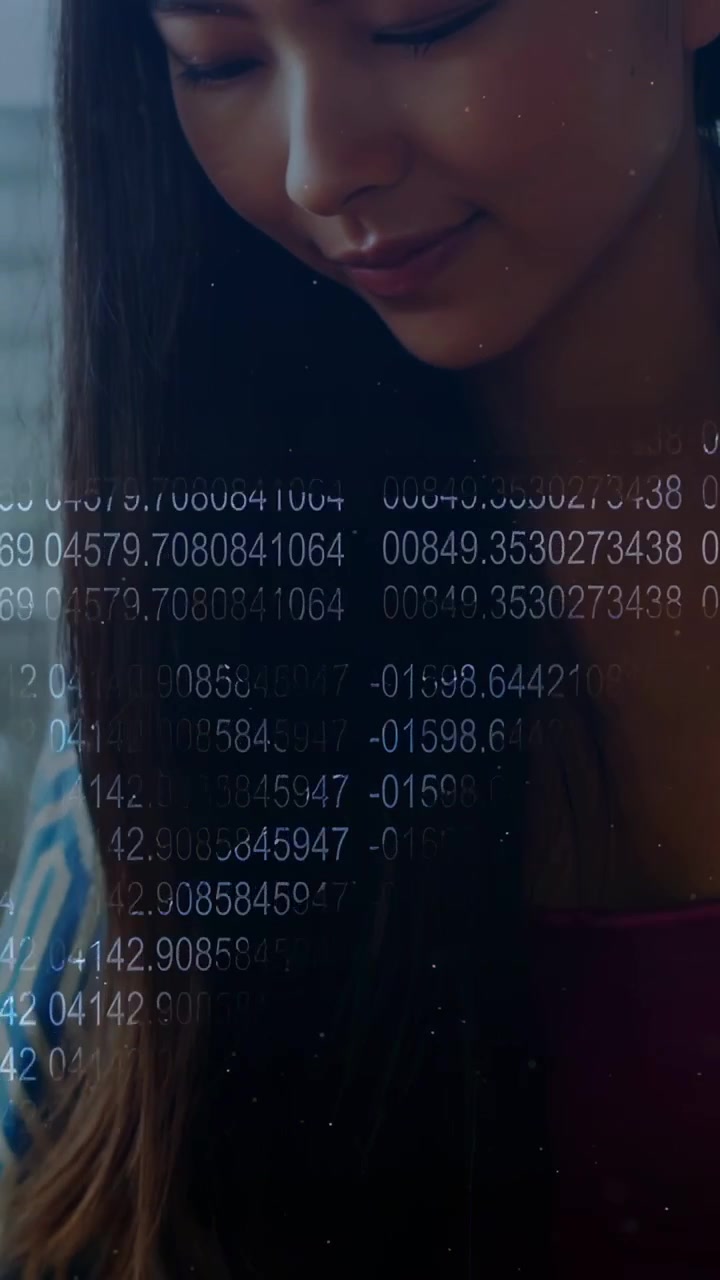 Video verticale: Donna che digita al portatile, avviando una sovrapposizione di dati per lavoro, la telecamera si alza rivelando un sorriso.