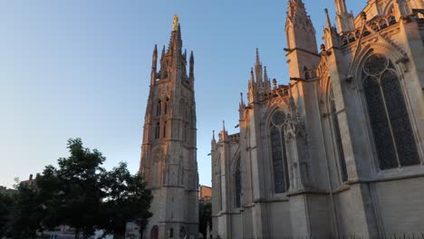 torre pey berland y catedral de san andrés en burdeos durante el amanecer de la mañana tiro amplio en movimiento