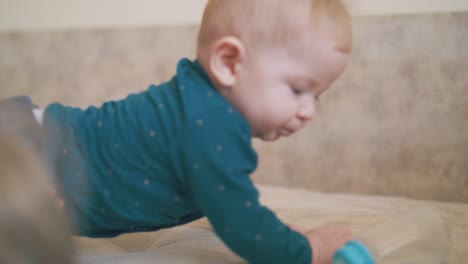 Kleines-Mädchen-Und-Lustiges-Baby,-Die-Versuchen,-Wasser-Auf-Dem-Bett-Zu-Trinken