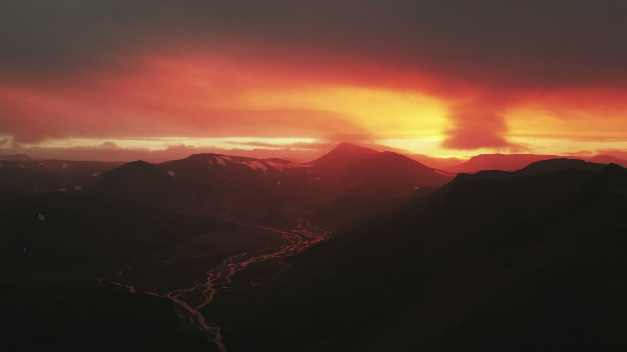Luftabstieg während eines strahlenden Sonnenuntergangs im Hochland von Landmannalaugar