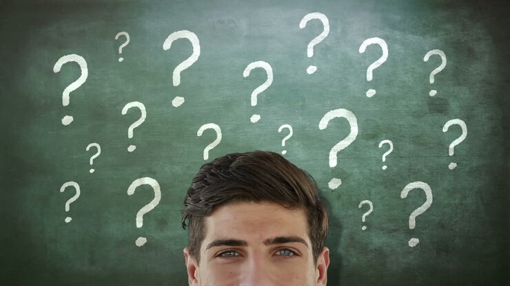 Un hombre de negocios mirando hacia arriba.