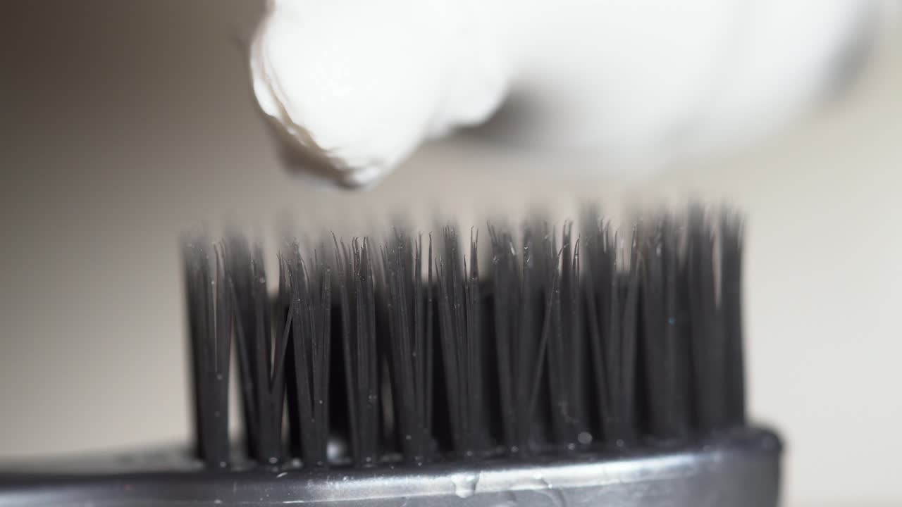 치아 페이스트와 함께 치아 자루