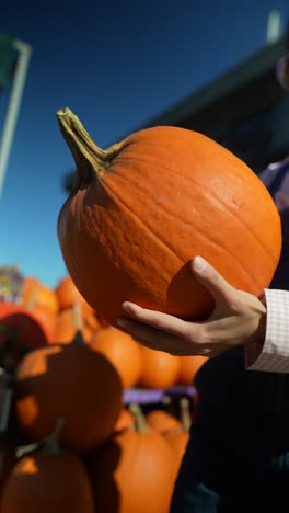 una chica con una calabaza